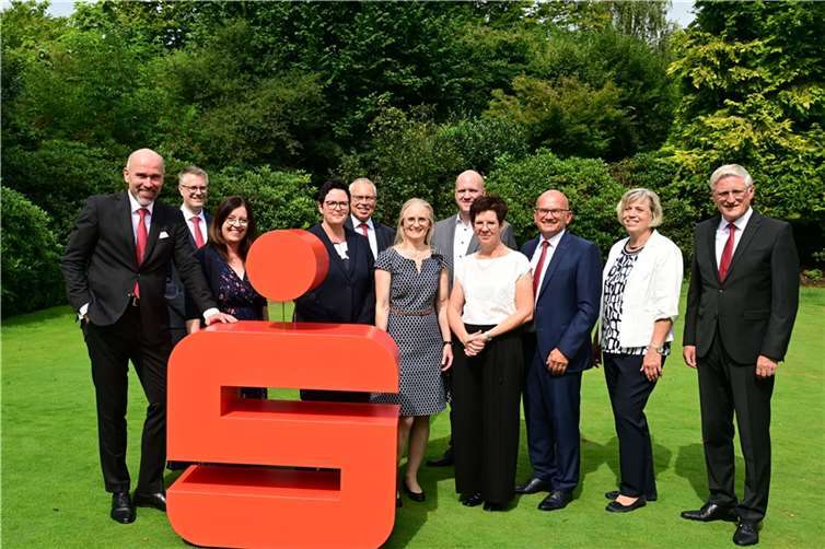 Der Vorstand der Kreissparkasse Ahrweiler (l. u. r.) gratulierte gemeinsam mit dem Personalrat (2. v. l.) Kerstin Reese, Bianca Fuhrmann, Sandra Kasper, Torsten Hümmerich, Edith Radermacher, Christoph Frings und Esther Linden zu ihren 25- und 40-jährigen Dienstjubiläen.