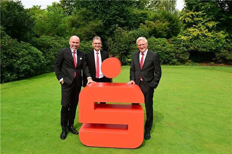 Der Vorstand der Kreissparkasse Ahrweiler (l. u. r.) gratulierte Gerhard Klose (m.) zu seinem 40-jährigen Dienstjubiläen.