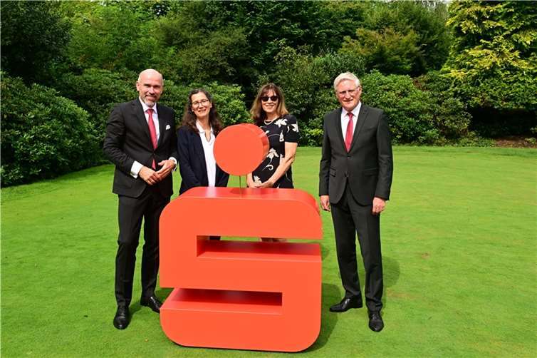 Der Vorstand der Kreissparkasse Ahrweiler (l. u. r.) gratulierte Pia Selbach (2. v. l.) und Christiane Böder (2. v. r.) zu ihren 25- und 40-jährigen Dienstjubiläen.