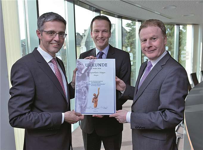 Der Vorstand der Kreissparkasse Mayen (v.li.): Karl-Josef Esch, Peter Schaaf und Christoph Weitzel, freuen sich über die erneute Nominierung zur „Bank des Jahres“. KSK Mayen