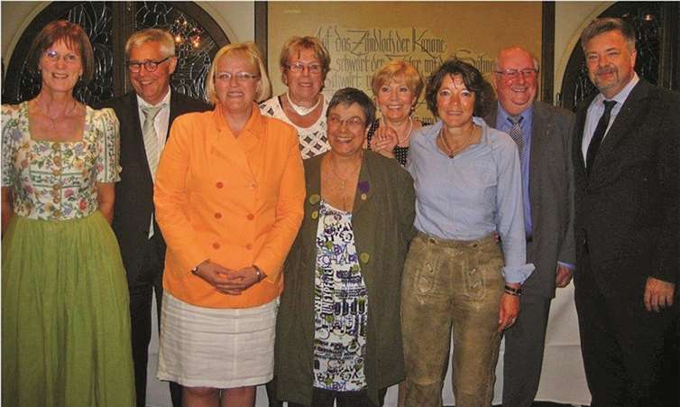 Der Vorstand der Lions Meckenheim-Wachtberg: (vorne, s. l.) Susanne Benarey-Meisel (Präsidentin), Rula Strehl (Activtiy Beauftragte), Dr. med. Gudrun Mieth-Leichsenring (Beauftragte PR und Fundraising), Ute Leonardy (1. Vizepräsidentin) sowie (hinten, v. l.) Helmut Görgen (Pastpräsident), Heike Großgebauer (Schatzmeister), Rosemarie Brauckmann (2.Vizepräsidentin), Christian Ullmann (Sekretär) und Michael Sperling (Mitgliedsbeauftragter). privat