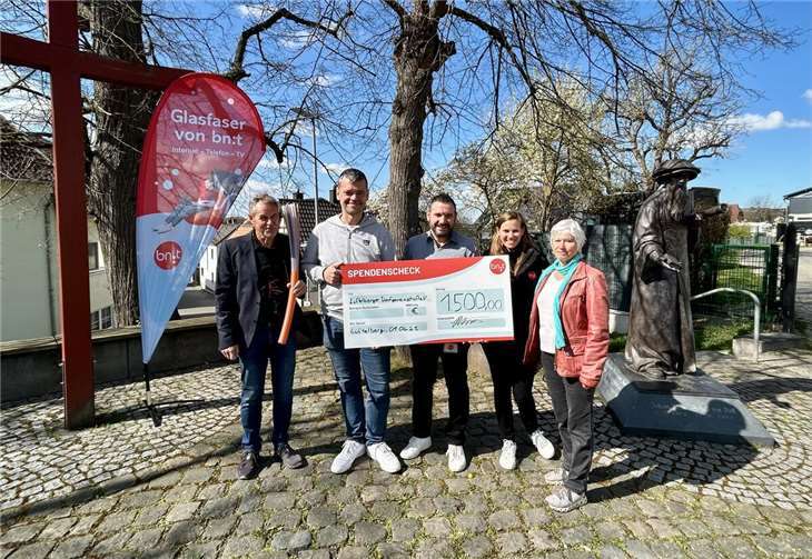 Der Vorstand der Lüftelberger Dorfgemeinschaft durfte nun die Spende in Höhe von 1.500 Euro des Unternehmens bn:t entgegen nehmen. Foto: privat