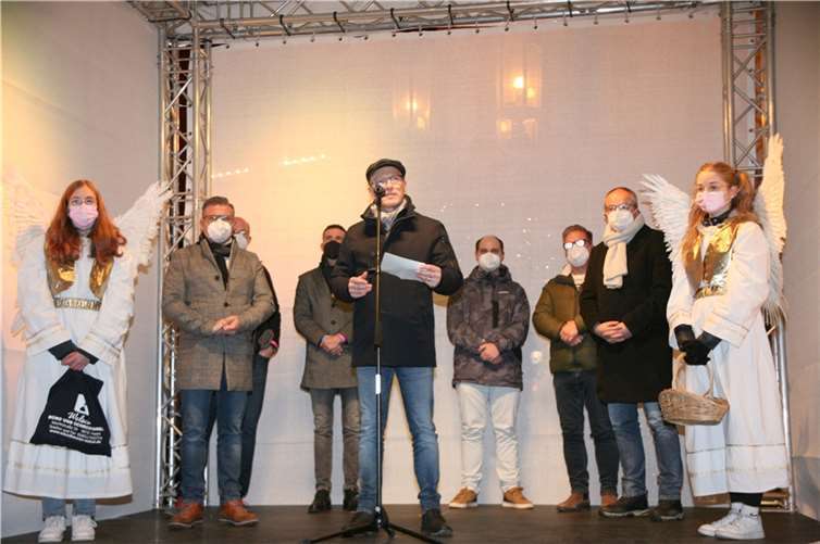 Der Vorstand der MY-Gemeinschaft sowie die Engel Ida Bous (r.) und Marie Krüger eröffnen zusammen mit Oberbürgermeister Dirk Meid (am Mikro) den Mayener Weihnachtszauber. Fotos: WE
