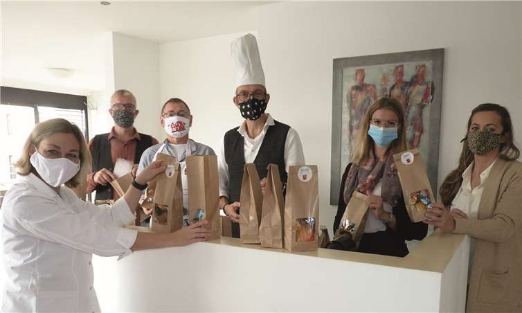 Der Vorstand der Mendiger Werbegemeinschaft ist schon eifrig mit dem Füllen der Bratapfeltüten beschäftigt. Fotos: FRE