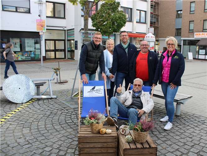 Der Vorstand der „Merler Dorfgemeinschaft“ um den Vorsitzenden Marco Deckers (links) nach der erfolgreichen Premiere von „Harmonie am Neuen Markt“. Foto: DU