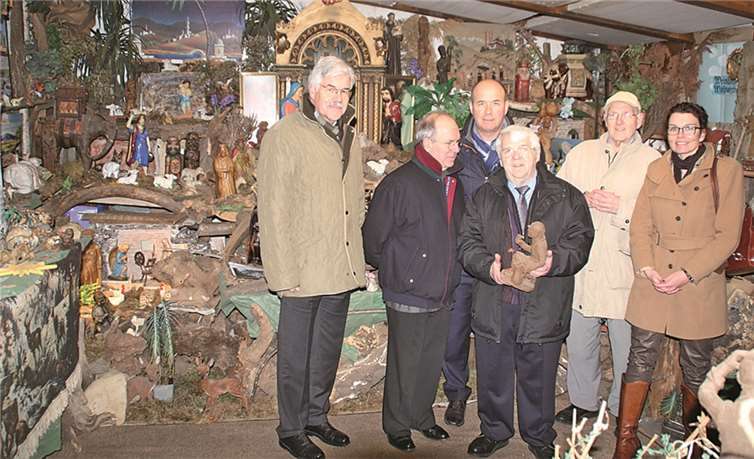 Der Vorstand der Mittelstands- und Wirtschaftsvereinigung im Kreis AW bei der Krippenausstellung.privat