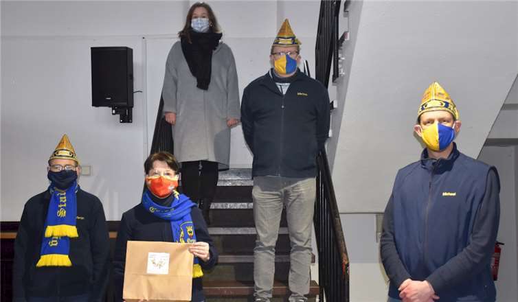 Der Vorstand der Närrischen Buben hat eine Überraschungstüte für die Mitglieder vorbereitet.Foto: privat