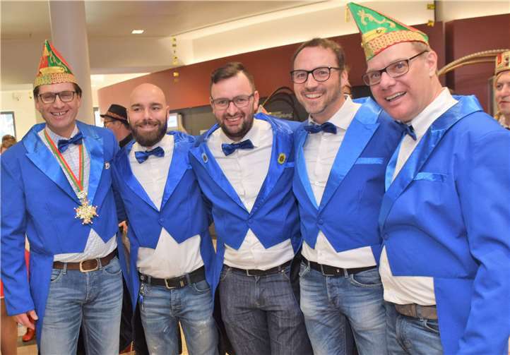 Der Vorstand der Raiffeisenbank, Mathias Lutz und Burghard Kraus, mit samt Mitarbeitern hatte eine Menge Spaß.