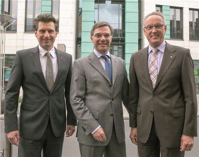 Der Vorstand der Raiffeisenbank Rheinbach Voreifel eG besteht derzeit ausnahmsweise aus drei Personen: Vorstandssprecher Heinz Haubrichs (v. r.) scheidet am 30. September nach 28 Jahren im Vorstand aus, neuer Vorstandssprecher wird Burkhard Kraus. Neu im Vorstand ist Mathias Lutz, der künftig für den Vertrieb verantwortlich zeichnet. JOST