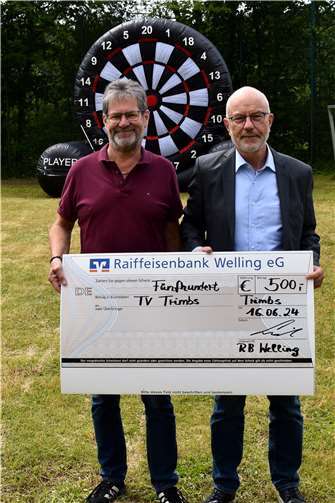 Der Vorstand der Raiffeisenbank Welling eG, vertreten durch Herrn Udo Link, dem 1. Vorsitzenden des TV 1911 Trimbs, Thomas Acht, überreichte zur Unterstützung des TV 1911 Trimbs und zur Förderung der Jugendarbeit im Verein einen Scheck in Höhe von 500 Euro. Fotos: privat