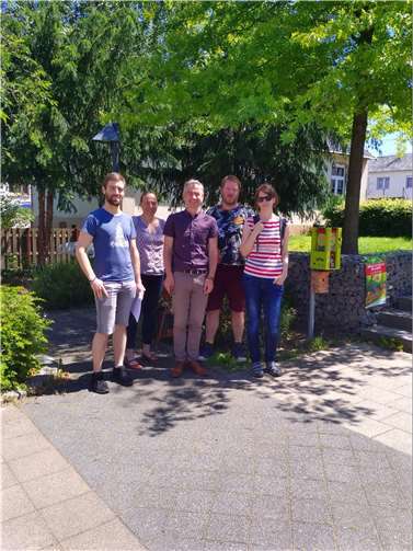 Der Vorstand der Remagener GRÜNEN bei der Vorbereitung des Termins auf dem Kirchplatz in Oedingen.  Foto: privat