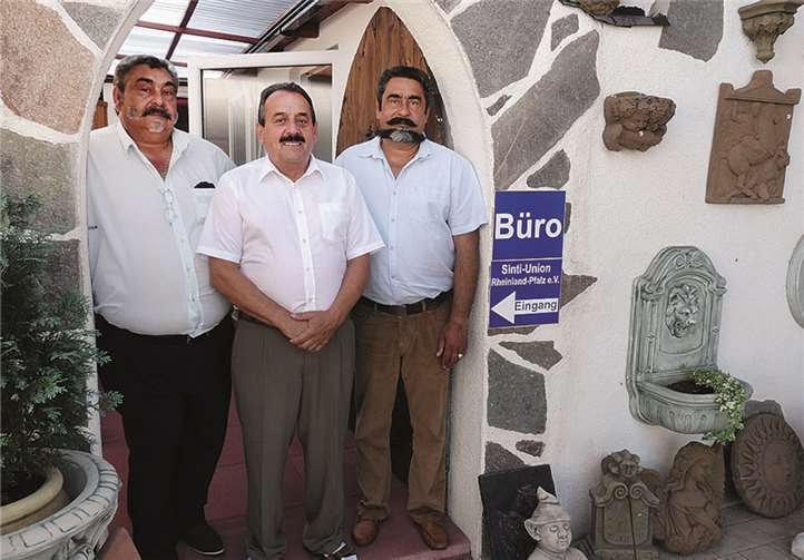 Der Vorstand der Sinti Union Rheinland-Pfalz vor dem Mendiger Büro: 1.Vorsitzender Albert Munk (Mitte), 2. Vorsitzender Paul Meinhard (l.), 3. Vorsitzender Nikolaus Meinhard (r.). FRE