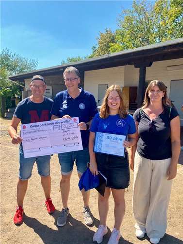 Der Vorstand der SpVgg Burgbrohl gratuliert der Abteilung Volleyball zum Jubiläum. Foto: privat
