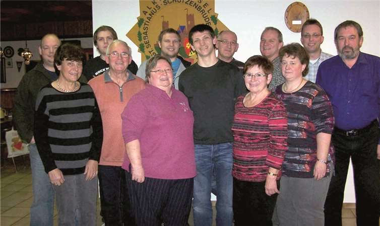 Der Vorstand der St. Sebastianus Schützen: (V.l.) Stefan Behnke, Ingrid Eberz, Daniel Schnarkowski, Bernd Kaster, Jutta Bollinger, Rene Schnarkowski, Schützenkönig Fabian Müller, Alex Barthelmes, Helga Kaster, Bernd Schunk, Elke Stöcklein, Jochen Christ und Klaus Wolf.  privat