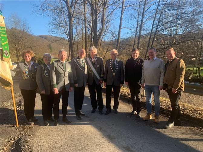Der Vorstand der St.-Sebastianus Schützen Waldbreitbach im Jahr 2024 mit Bürgermeister Martin Lerbs, Präses Pfarrer Marco Hartmann, dem amtierenden Schützenkönig Jürgen Maack und der 1. Bundeskönigin Andrea Reiprich.  Foto: Karl-Willi Engels