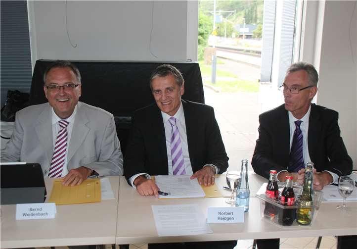 Der Vorstand der Stadtratssitzung: Der neue Bürgermeister Udo Heuser, der bisherige 1. Beigeordnete Norbert Heidgen, der Udo Heuser vereidigte und Verbandsbürgermeister Bernd Weidenbach (v.r.)