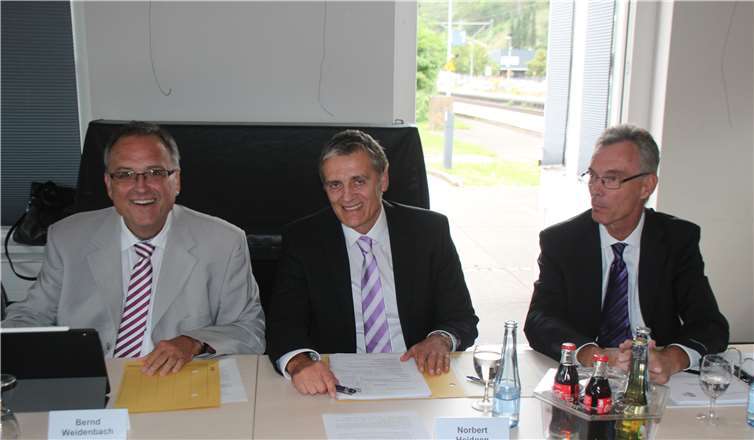 Der Vorstand der Stadtratssitzung: (v.re.) Der neue Bürgermeister Udo Heuser, der bisherige 1. Beigeordnete Norbert Heidgen, der Udo Heuser vereidigte und Verbandsbürgermeister Bernd Weidenbach. 