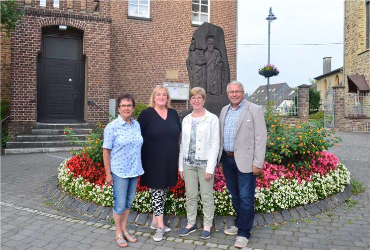 Der Vorstand der Theatergruppe Westum und Ortsvorsteher Kistner freuen sich: v. li.: Irmgard Kohzer, Gabi Bockshecker, Monika Schneider, Wolfgang Kistner. privat