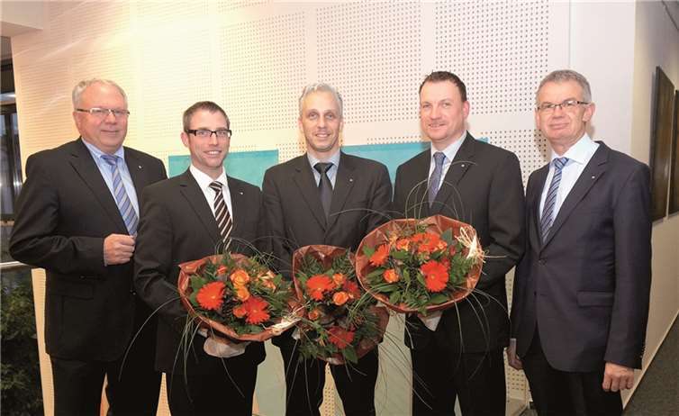 Der Vorstand der VR-BANK gratuliert den neuen Prokuristen (v. l.): Franz-Jürgen Lacher, Matthias Herfurth, Andreas Schwab, Bernhard Hopp und Andreas Harner. privat