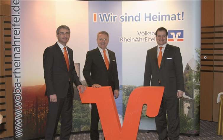 Der Vorstand der Volksbank RheinAhrEifel: (v.l.) Sascha Monschauer, der Vorstandsvorsitzende Elmar Schmitz undMarkus Müller präsentierten die Bilanz des Jahres 2013Volksbank RheinAhrEifel