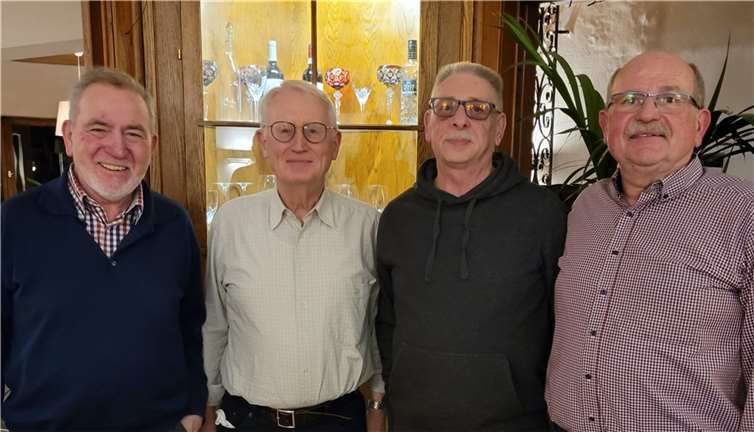 Der Vorstand der Volleyball Alte Herren Rheinbreitbach: v.li. Ehrenvorsitzender Falk Ungerland, Dr. Heinz Schmitz, Pressewart und Chronist, der neue Vorsitzende Wilfried Wirz und Schatzmeister Dieter Flother. Foto: privat
