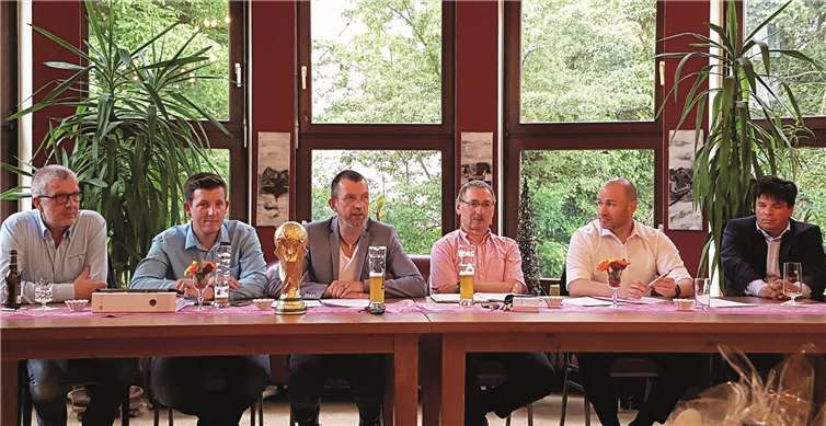 Der Vorstand der Werbegemeinschaft VG Mendig e.V.: Robert Maciejows (v.li), Dennis Freund, Ulrich Rawert, Olaf Waldecker, Oliver Löhr und Carsten Daub.-FRE-