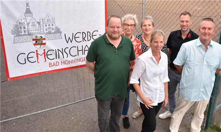 Der Vorstand der Werbegemeinschaft besteht aus (von rechts) Mark Geimer, Florian Weller, Alrun Heyn, Ursula Velten, Martina Sierocki und Volker Risse. Foto: HEP