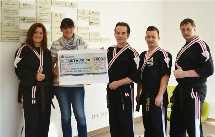 Der Vorstand der Willems Kampfkunst Akademie e.V. mit Alexandra Segl, Pflegedienstleitung Frau Brost, Bernhard Willems,Michael Wohlgemuth, Uwe Schmitz.privat