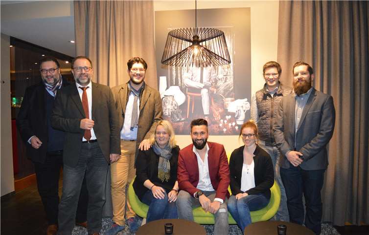 Der Vorstand der Wirtschaftsjunioren: German Drechsler (Förderkreissprecher, THINK Gruppe), Richard Hover (Geschäftsführer IHK-Regionalgeschäftsstelle Montabaur), Roland Walta (Stellvertretender Sprecher, Deutsche Vermögensberatung DVAG), Kirsten Müller (Kassenwartin, IPM Müller GmbH), Viktor Kurz (Sprecher, Kurz Personal GmbH), Lena Leitner (Beisitzerin,Öffentlichkeitsarbeit, THINK Gruppe), Dominik Herold (IPP / Sprecher 2017, Elektrotechnik Hummrich GmbH & Co.KG), Arne Rossbach (Beisitzer), Willi Rossbach (Möbeltransporte GmbH). WJ-WW-Lahn