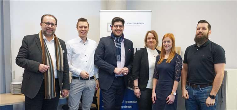 Der Vorstand der Wirtschaftsjunioren Westerwald-Lahn (v.l.): Richard Hover (Geschäftsführer IHK Montabaur), Julian Groß (Ressort Finanzen), Roland Walta (Kreissprecher), Kirsten Müller (stellv. Kreissprecherin), Lena Leitner (Ressort Öffentlichkeitsarbeit und PR), Arne Rossbach (Besitzer). Fehlende Vorstandsmitglieder sind: Corinna Krupp (Beisitzerin), Viktor Kurz (Immediate Past President) und German Drechsler (Förderkreissprecher). Foto: privat