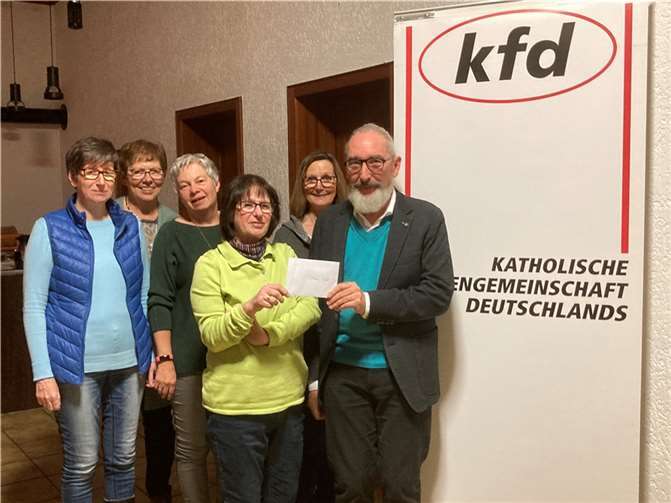 Der Vorstand der kfd Polch bei der Spendenübergabe an Dietmar Barth von der Ausgabestelle Münstermaifeld.  Foto: Karin Barth