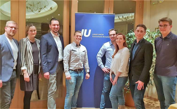 Der Vorstand der neugegründeten JU Mittelahr mit Gästen (v. l.): René Hecker, Sarah Hecker, Thomas Karutz, Michael Parschau (Vorsitzender), Dirk Stephan, Christiane Parschau, Niclas Schell, Jakob Ruland, es fehlt Maren Heimermann.privat
