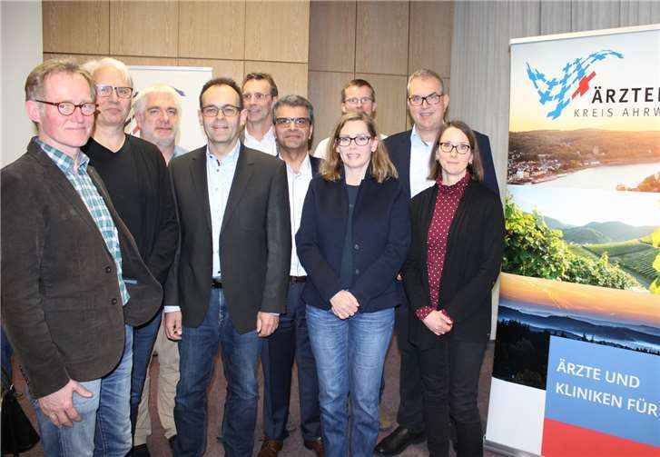 Der Vorstand des „Ärztenetz Kreis Ahrweiler e. V.“ um seinen Vorsitzenden Dr. Michael Berbig (hintere Reihe rechts).Foto: DU