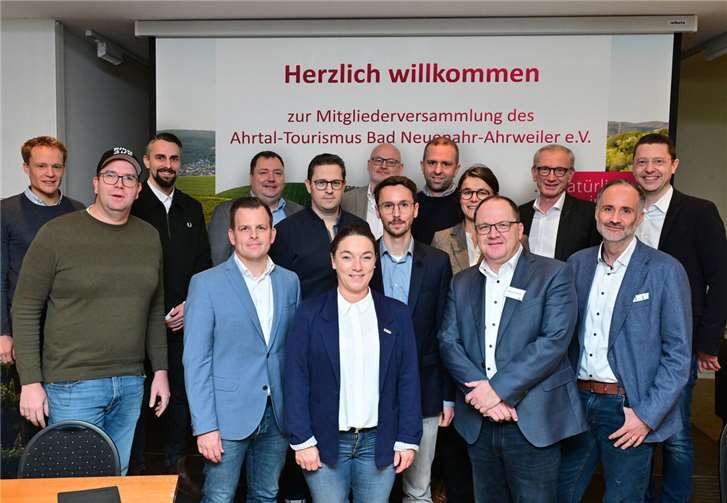 Der Vorstand des Ahrtal Tourismus mit Referenten: Sebastian Rischen, Peter Kriechel, Sebastian Sonntag, Martin Schell, Markus Göbel, Patrick Küpper, Melanie Wilke, Andreas Lambeck, Björn Becker, Sebastian Kniel, Ute Körtgen, Herbert Wiemer, Guido Orthen, Christian Lindner, Christian Senk (v.l.).Foto: Martin Gausmann