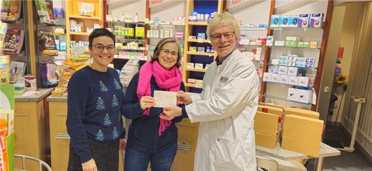 Der Vorstand des Andernacher Frauenchors „Chorifeen“, vertreten durch Katja Schierenberg und Frauke Wojke, freuten sich über die Spende der Schloss Apotheke überreicht durch Jörg Bergmann. Foto: privat