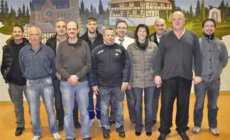 Der Vorstand des BSC Unkelbach um den Vorsitzenden Klaus Hönerbach (4. v. l.) und die zweite Vorsitzende Claudia Köhler (4. v. r.). AB