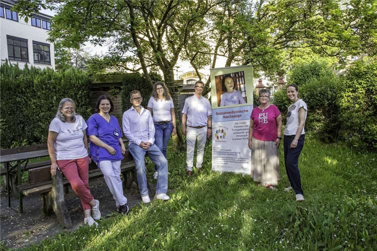 Der Vorstand des Bunten Kreis Mittelrhein: Antje Zimmer (Leitung), Jana Holweg (Oberärztin), Welf Kienle (Vorstandsvorsitzender), Kathrin Baumgartl (Nachsorgeschwester), Peter Jung (Bürgermeister), Gaby Kramer (Nachsorgeschwester) und Dr. Vera Frechen (Kinderärztin).Foto: Marion Lauenstein