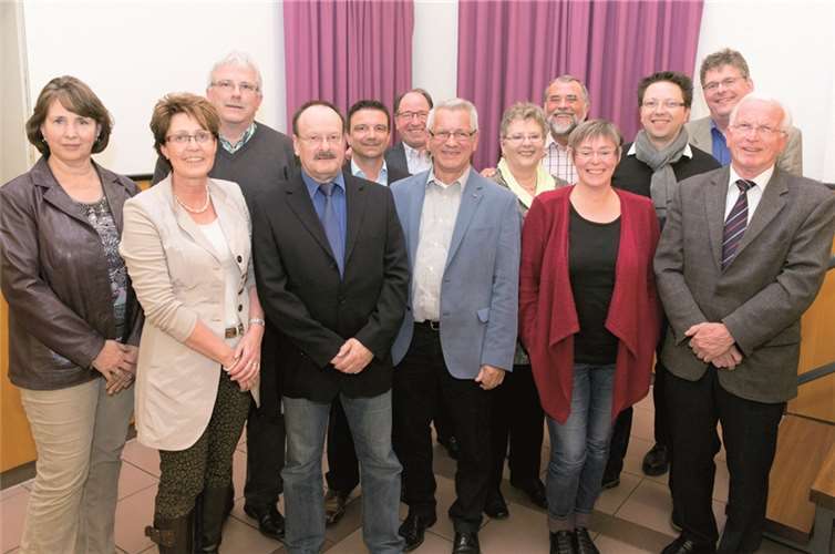 Der Vorstand des CDU Gemeindeverbandes Swisttal (v.li.): Gertrud Klein, Brigitte Donie, Josef Breuer, Günter Tappeser, Manfred Lütz, Wilfried Hein, Wolfgang Heller, Brigitte Haselwanter, Jürgen Strunck, Tanja Pleßer, André Kaufmann, Dr. Bern Schlüter sowie Willi Eichmanns, der die Mitgliederversammlung als stellvertretender Vorsitzender eröffnet und in der Zwischenzeit zwischen Rücktritt und Ergänzungswahl sie gemeinsam mit Frank Oberbeck geleitet hat. privat