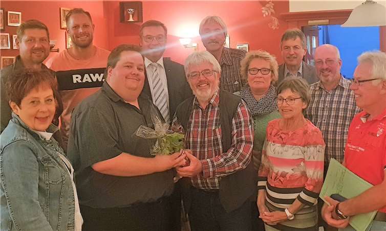 Der Vorstand des CDU Ortsverbandes mit Hubertus Kunz. Er erhielt für sein jahrzehntelanges Engagement ein Präsent. Foto: CDU Mayschoß