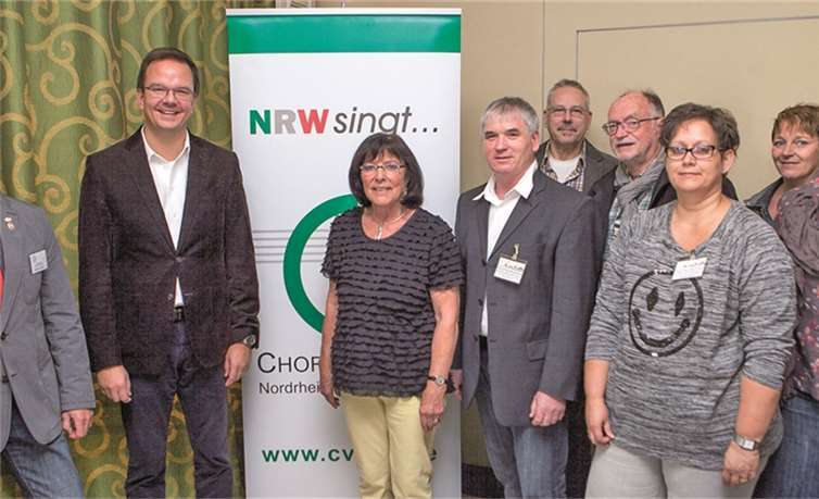 Der Vorstand des Chorverbandes Bonn-Rhein-Sieg mit dem stellvertretenden Vorsitzenden Klaus rechts (Vierter von links) stellte auf seiner außerordentlichen Mitgliederversammlung die Weichen für die Zukunft. : -JOST-