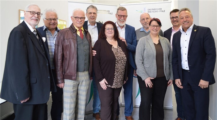 Der Vorstand des Chorverbands Rheinland-Pfalz mit Ehrenpräsident Karl Wolff (links) und Präsident Hans-Werner Breithausen (rechts).