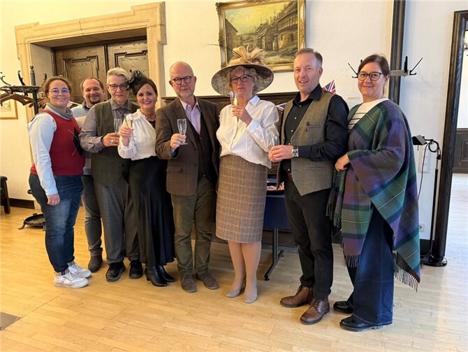Der Vorstand des DEFK Mayen-Godalming freute sich sehr über den Besuch des Krimiautors Ralf Kramp. Foto: Hedi Eultgem 