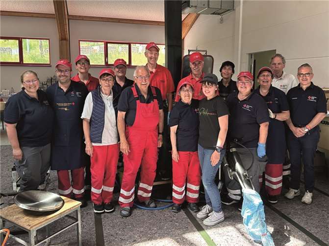 Der Vorstand des DRK-Landesverbandes Rheinland-Pfalz Manuel Gonzalez (re.) und DRK-Kreisverbandspräsident Achim Haag (2.v.re.) besuchten den Ortsverein Weibern in der mobilen Feldküche und dankten für das großartige Engagement während „Rock am Ring“. (Foto: Jeannette Zimmermann / DRK-Kreisverband Ahrweiler e.V.).  Fotos: DRK-Kreisverband Ahrweiler