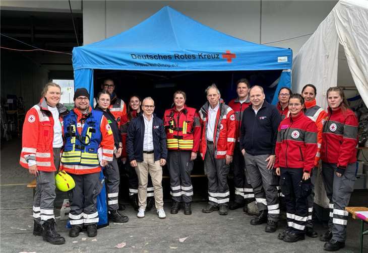 Der Vorstand des DRK-Landesverbandes Rheinland-Pfalz Manuel González (6.v.li.) und DRK-Kreisverbandspräsident Achim Haag (8.v.li.).) dankten den Helfenden des Roten Kreuzes vor Ort für das großartige Engagement während Rock am Ring.  Foto: Astrid Zens / DRK-Kreisverband Ahrweiler e.V