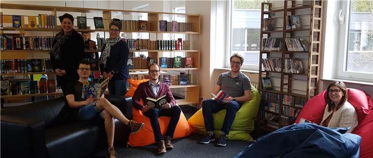 Der Vorstand des Ehemaligenvereins beim Probesitzen: (v.li.) Kilian Dedek, Kai Lohre, Jona Ittermann, Michelle Riotte und die Bibliotheksleitung Birgit Gross und Anja Pflaum-Ittermann.