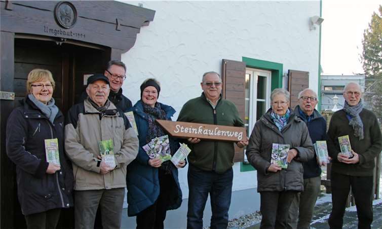 Der Vorstand des Eifel- und Heimatvereins Rheinbach stellt das attraktive Jahresprogramm 2016 vor. Rolf Bähr (re.), der maßgeblich verantwortlich ist für die Gestaltung der Broschüre.Privat