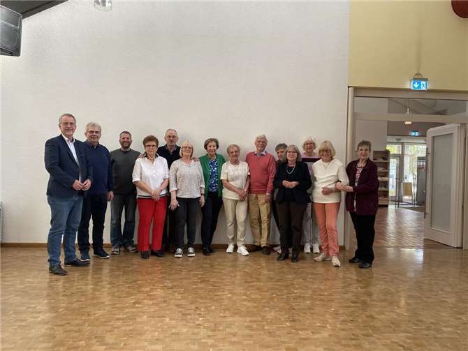 Der Vorstand des Evangelischen Vereins: V.l.n.r. Vorsitzender Sven Lefkowitz, Kassierer Konrad Graßmann, stellv. Vorsitzender Mark, Graßmann, Margrit Schuch, Geoerg Schuch, Erika Preilowski, Silvia Steinebach, Karin Stöbbauer, Gerd Bockhof, Erika Ehlen, Christine Minwegen, Rosemarie Maßfeller, Sigrid Schmidt und Beate Ehlen.Foto: Sven Lefkowitz