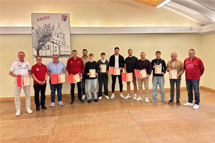 Der Vorstand des FV Erpel mit den geehrten Mitgliedern.Foto: Fernando Bonn
