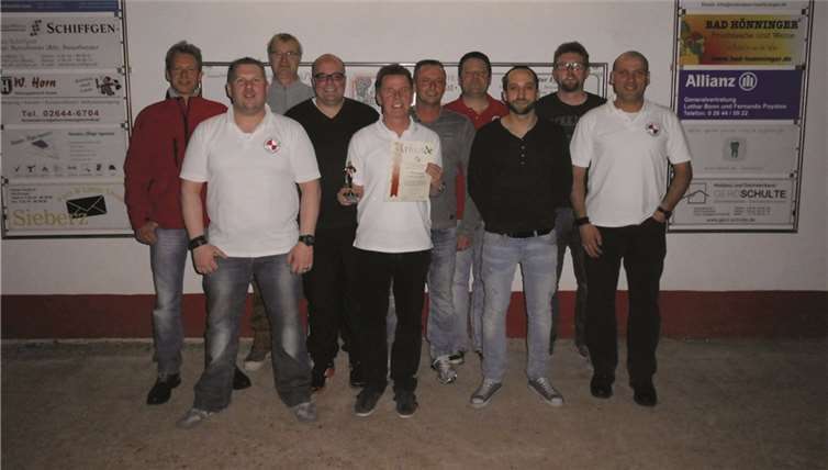 Der Vorstand des FV Rot Weiß Erpel, v.l. Schriftführer P. Wagener, die Beisitzer Ch. Löhr, S. Dommermuth und St. Heck, 2. Vorsitzender Th. Siebert, Jugendleiter I. Harth, 1. Vorsitzender L. Bonn, Beisitzer T. Kern, Geschäftsführer J. Kochems.privat