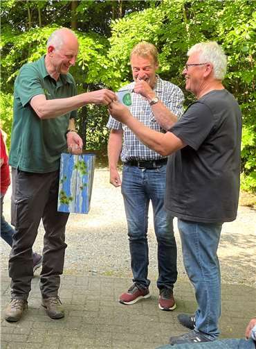 Der Vorstand des FVV bedankt sich beim Revierförster Erhard Rüdig für die gute Zusammenarbeit. Quelle: FVV Dernbach